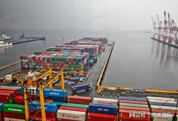 國際貨運中的費用解析 如何區分滯港費、滯箱費、堆存費及海上貨代